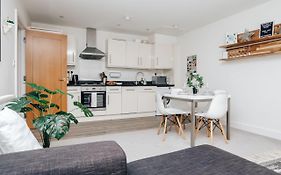 Central Modern Flat For 4-6 & Dedicated Parking