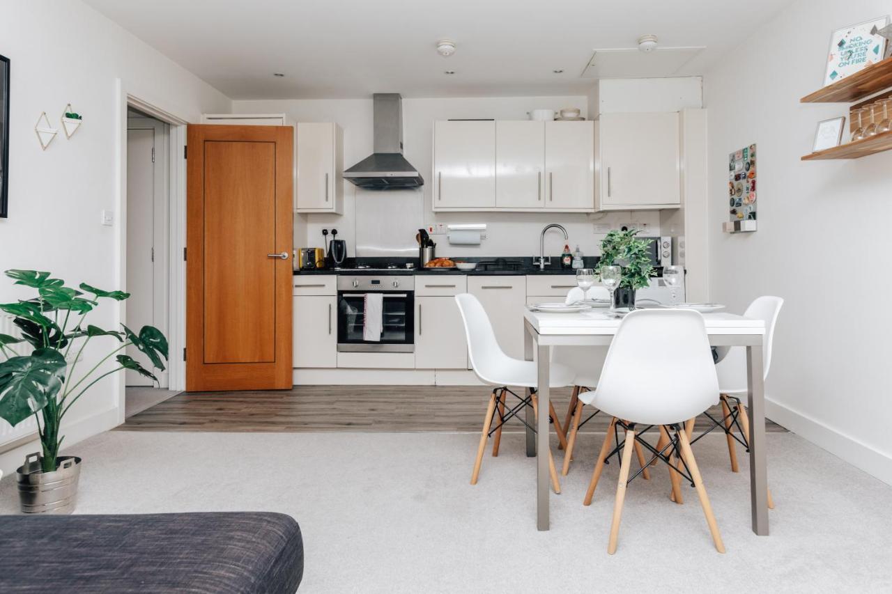 Central Modern Flat For 4-6 & Dedicated Parking Henley-on-Thames Exterior photo